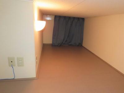 収納　ロフトにはカーテンや電気、コンセントもあります