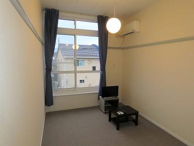 居室・リビング　カーテンやテーブル、テレビも備え付けです