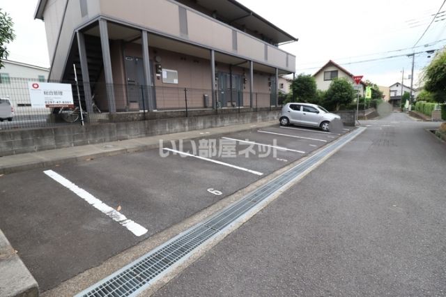 【牛久市栄町のアパートの駐車場】