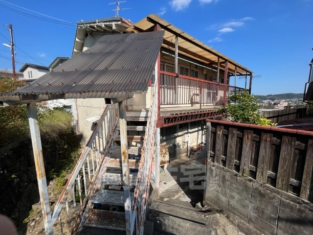 生駒市西旭ケ丘のアパートの建物外観