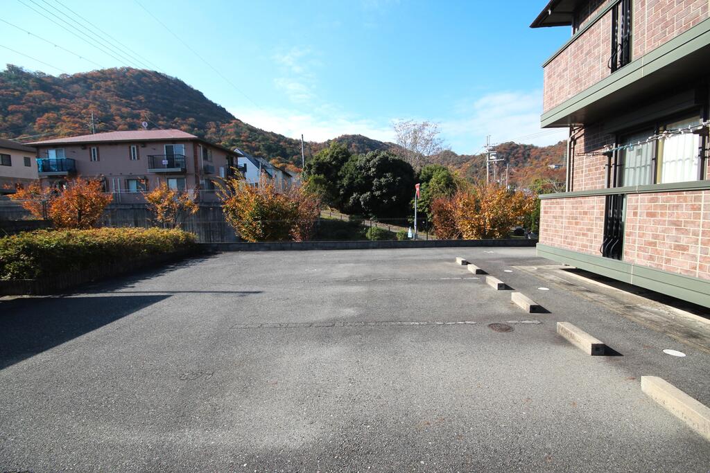 【西脇市野村町茜が丘のアパートの駐車場】