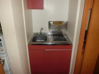 キッチン　コンパクトにまとまった流し台。