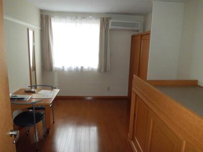 居室・リビング　家具・家電付の居室。