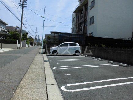 【名古屋市守山区城土町のアパートの駐車場】