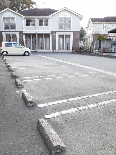 【福山市瀬戸町大字地頭分のアパートの駐車場】