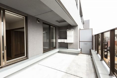 【台東区根岸のマンションのバルコニー】