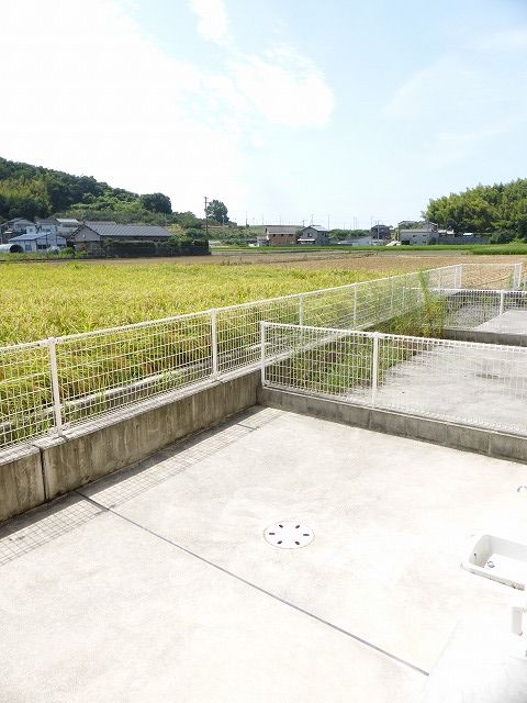 【高松市川部町のアパートの庭】