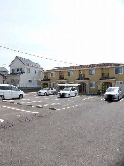 【高松市川部町のアパートの駐車場】