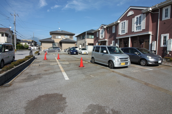 【長浜市南高田町のアパートの駐車場】