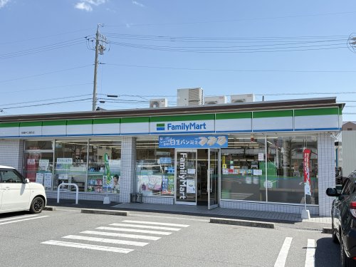 コンビニ　ファミリーマート 鈴鹿中江島町店（コンビニ）まで122m