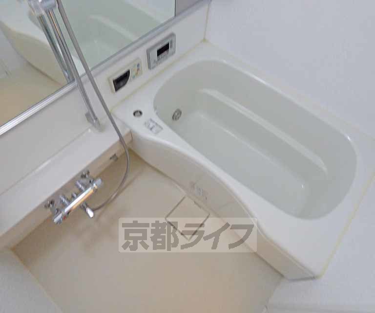 バス・シャワールーム　広々とした浴室です。