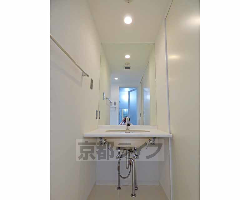 洗面設備　綺麗な洗面台です。