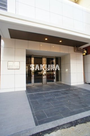 エントランス　重厚感のある建物デザイン♪