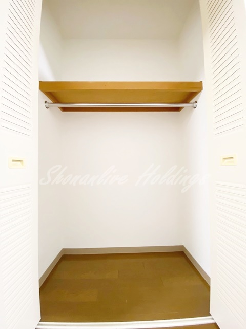 収納　ポール、収納棚付きで使い勝手の良いクローゼット♪
