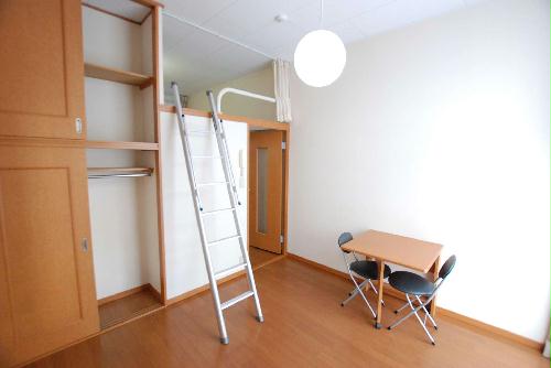 居室・リビング　1階フローリング、2階カーペット