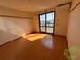 居室・リビング　８帖の洋室です。生活のメインとなる部屋ですね。