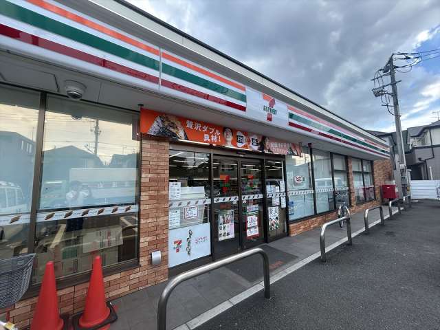 コンビニ　セブンイレブン（コンビニ）まで445m