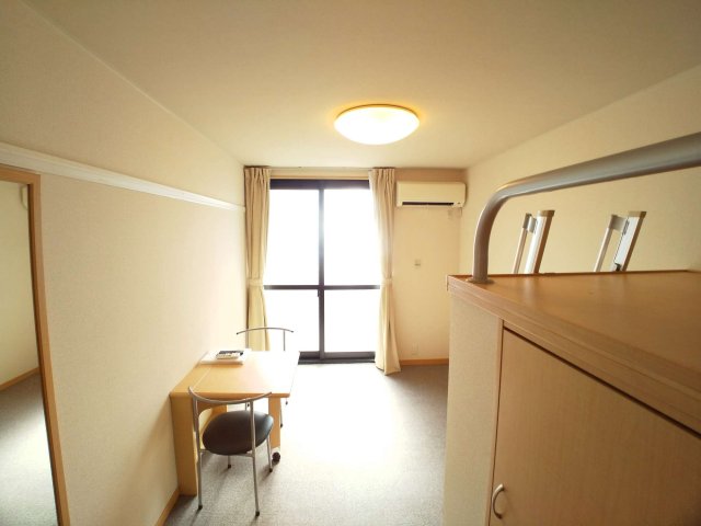 居室・リビング　ワイドな窓にて明るいお部屋