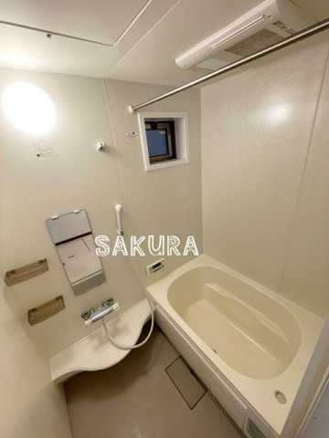 バス・シャワールーム　嬉しい追い焚き・浴室乾燥機付きです♪