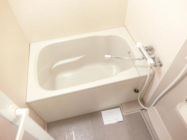 バス・シャワールーム　キレイにリフォームされています！