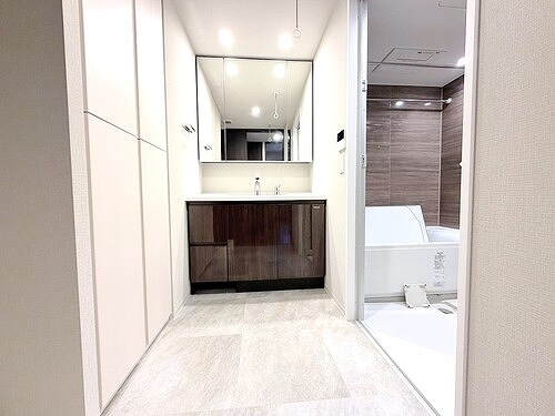 洗面設備　三面鏡付洗面化粧台