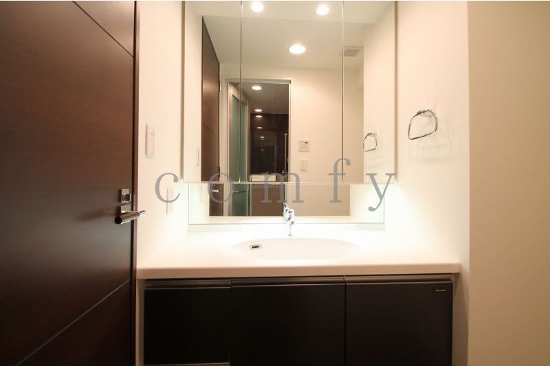 洗面設備　清潔感のあるパウダールーム