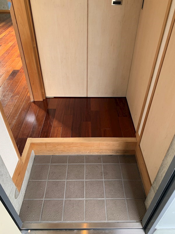 玄関　反転タイプの写真です