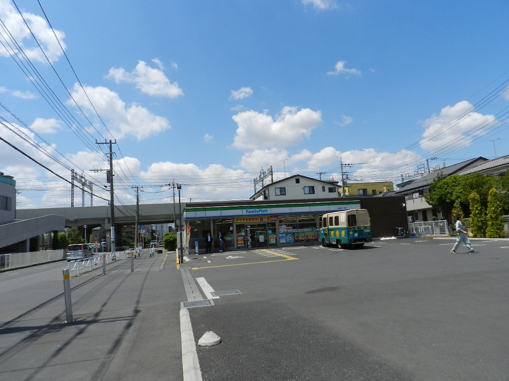 コンビニ　ファミリーマート 草加旭町二丁目店（コンビニ）まで263m