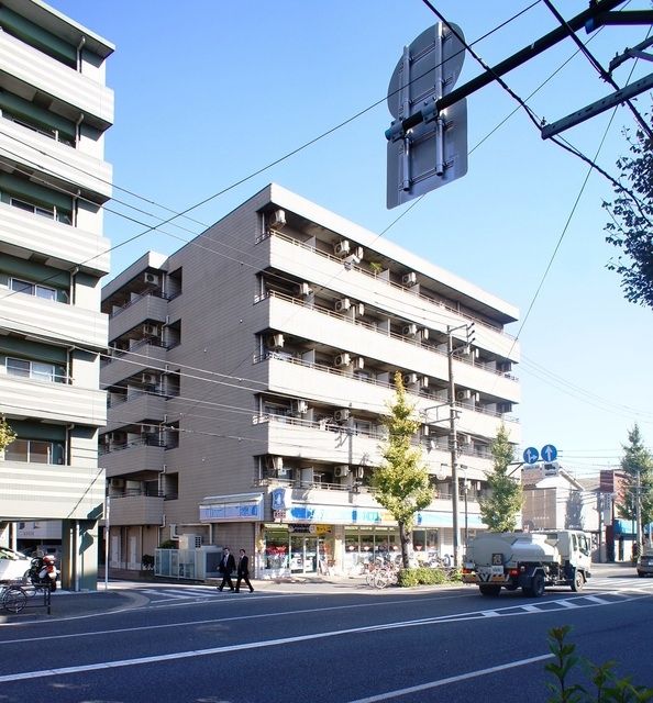 建物外観　バス停が徒歩1分の便利な立地です