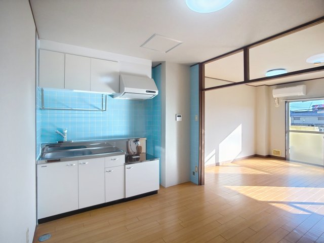 キッチン　掲載写真は空室の別部屋を掲載しております。実際のお部屋と仕様