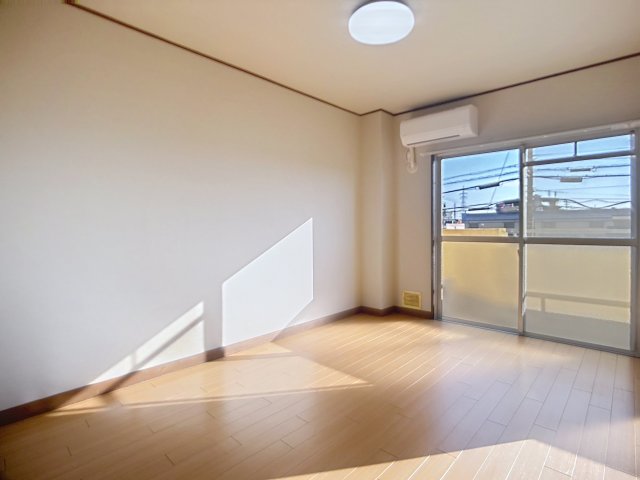 居室・リビング　掲載写真は空室の別部屋を掲載しております。実際のお部屋と仕様