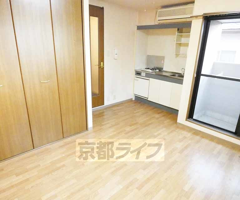 居室・リビング　綺麗で広い居室です。