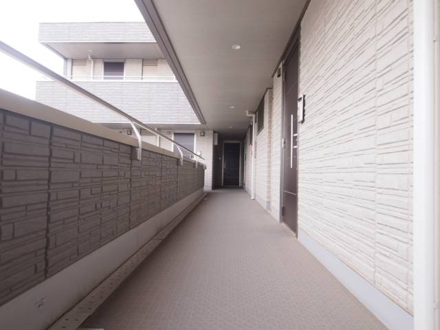 その他共有部分　共用廊下は引っ越しのしやすい広さ。