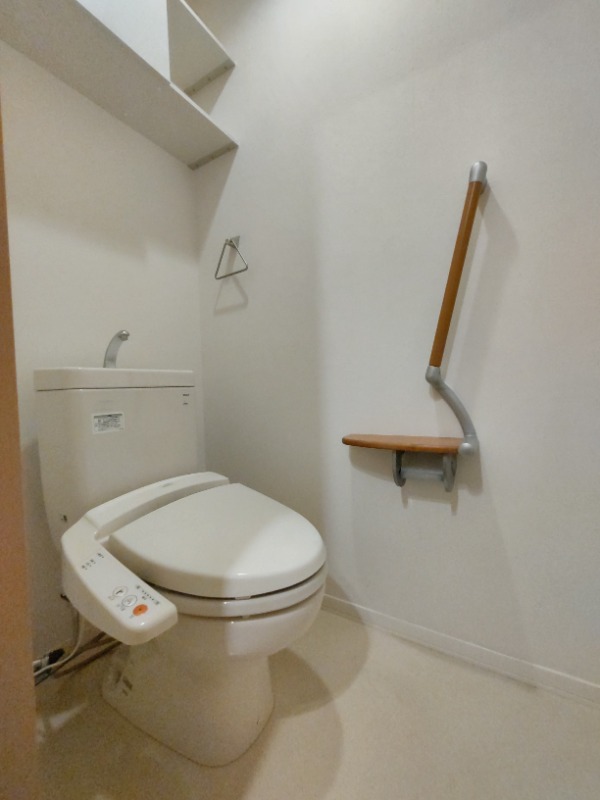 トイレ　手摺・収納付きのトイレ　※参考写真