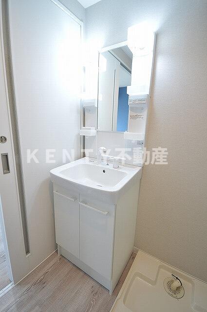 洗面設備　明るい洗面所です