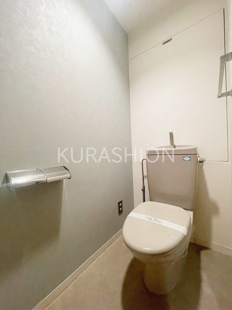 トイレ　別部屋の写真になります。