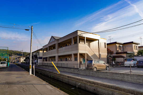 岡山市中区福泊のアパートの建物外観