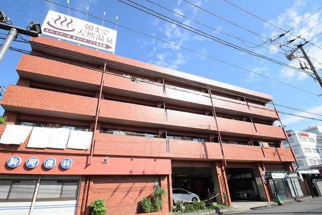 横浜市鶴見区駒岡のマンションの建物外観