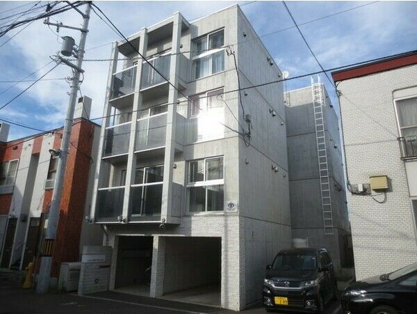 【札幌市白石区菊水二条のマンションの建物外観】