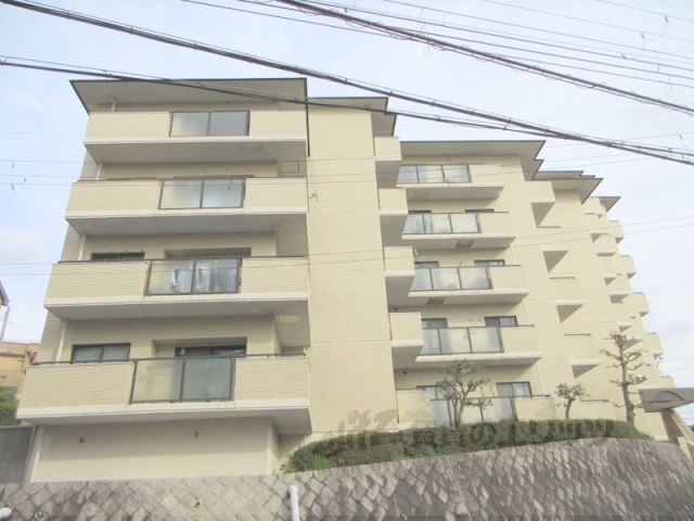 ローレル東生駒の建物外観