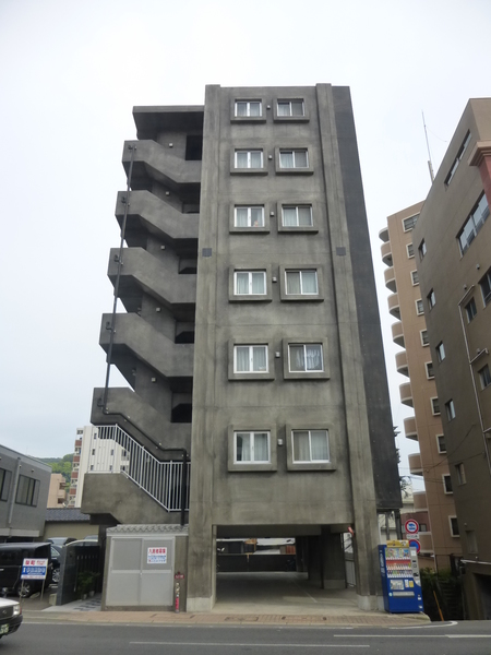 長崎市勝山町のマンションの建物外観