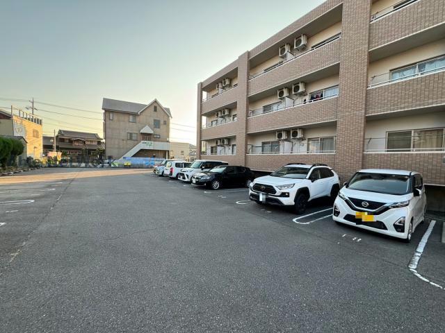 【碧南市天王町のマンションの駐車場】