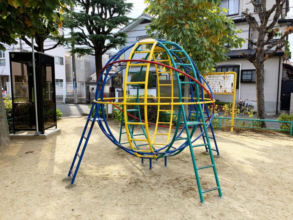 【吹田市穂波町のマンションの公園】