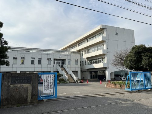 【四街道市栗山のアパートの中学校】