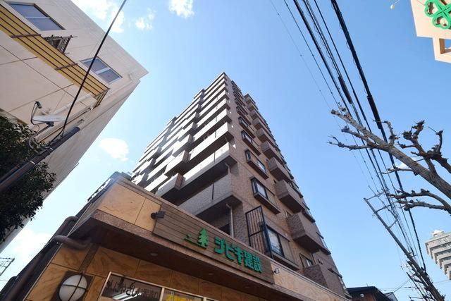 吉川市保のマンションの建物外観