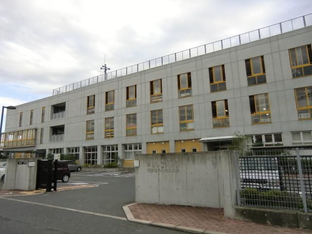 【吉川市保のマンションの小学校】