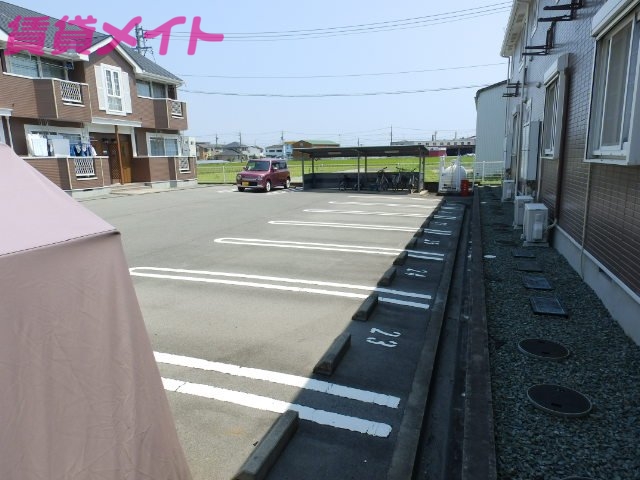 【松阪市中道町のアパートの駐車場】