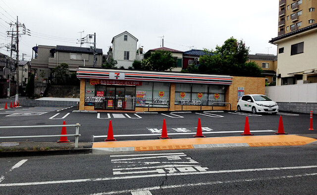 コンビニ　セブンイレブン多摩諏訪越通り店（コンビニ）まで149m