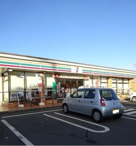コンビニ　セブンイレブン（コンビニ）まで1051m
