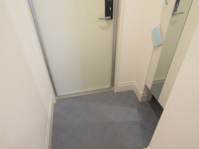 玄関　※同メーカー別物件の写真です。